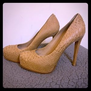 Pour La Victoire Snakeskin Platform Pump | US 8